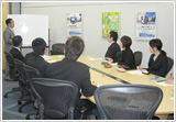NTT西日本−九州も説明会が初の試みで、話にも熱が入る担当者様。